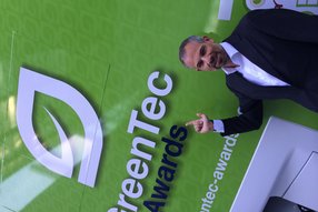 Markus Baumann mit dem Logo der GreenTec Awards 2014