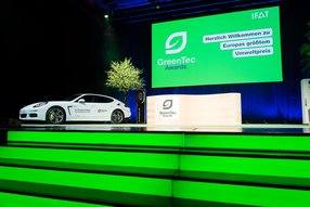 Verleihung der GreenTec Awards 2014 - Bühne mit grüner LED-Beleuchtung und einem Porsche Hybrid