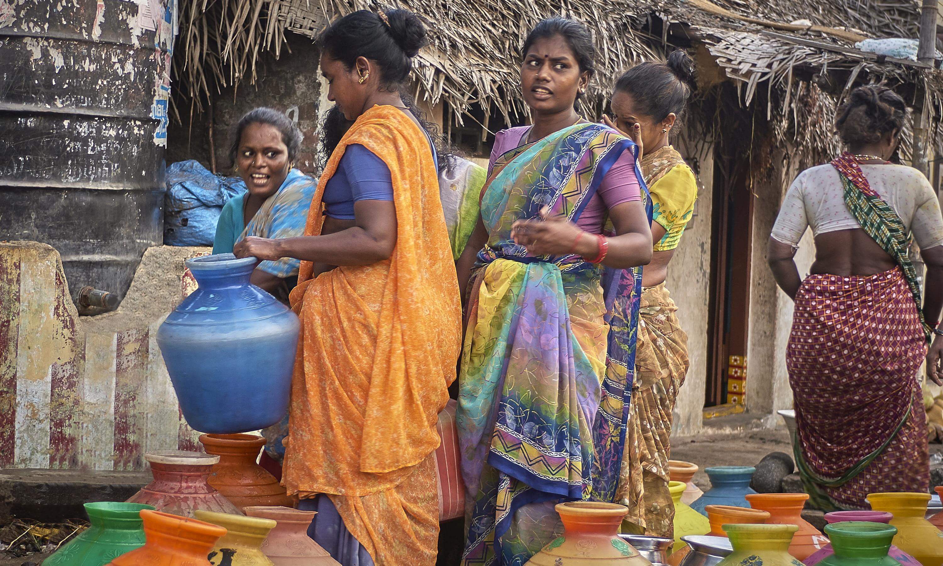Indische Frauen tragen Wasser in Krügen