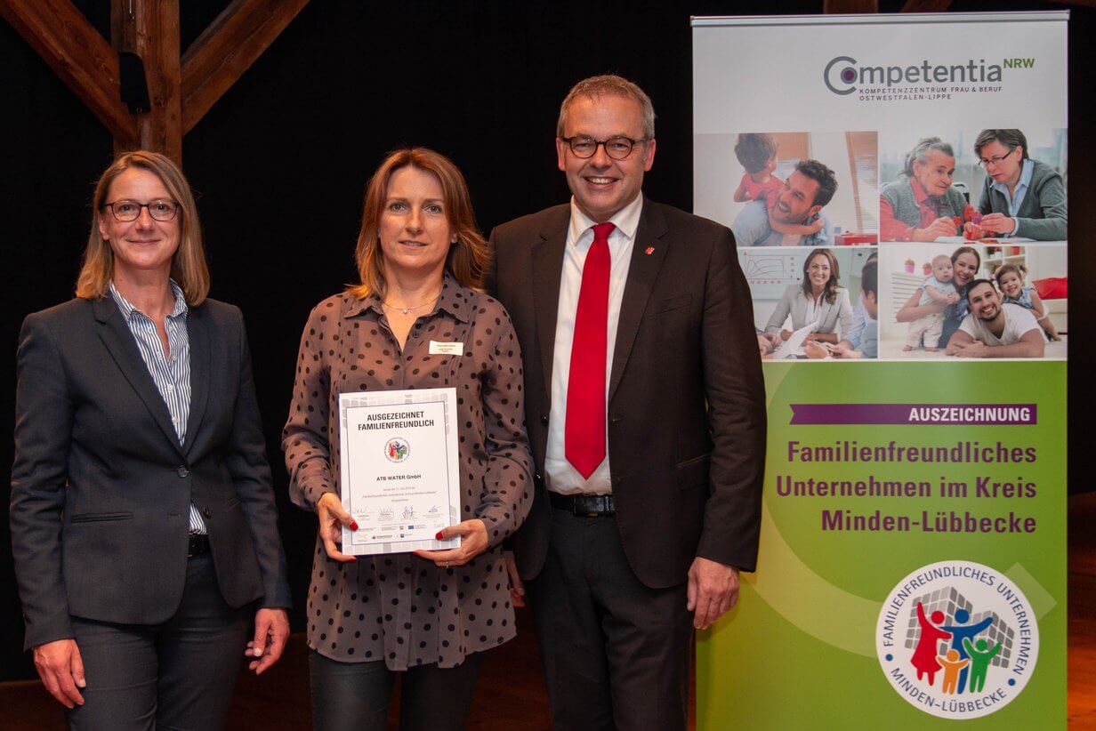 Petra Baumann mit der Jury bei der Übergabe der Urkunde