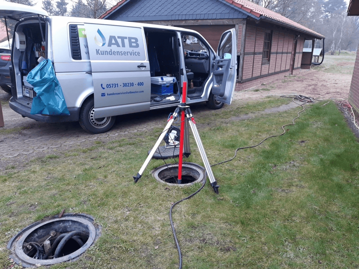 Dichtheitspruefung Grube Dichtheitsprüfung an einer Grube mit dem ATB Servicewagen