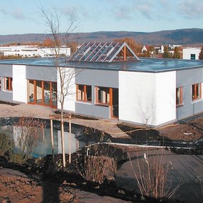 Letzte Außenarbeiten am neuen Firmengebäude in Porta Westfalica 