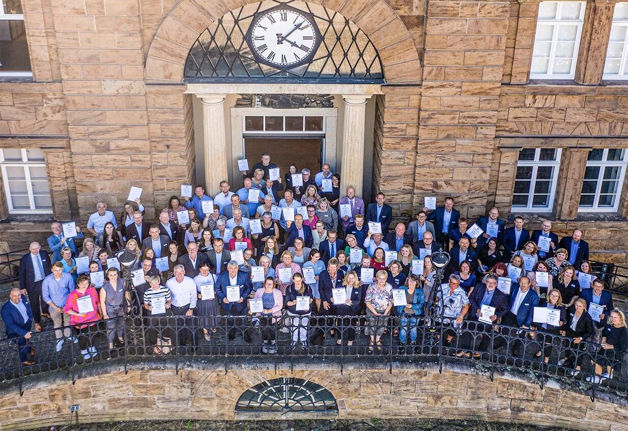 Gruppenfoto aller Teilnehmer der Verleihung "Familienfreundliches Unternehmen"