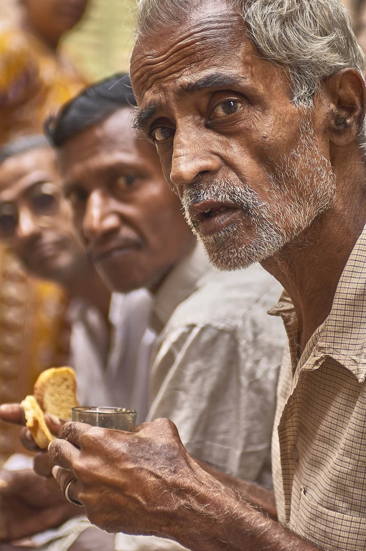 Indische Menschen leiden an Hunger, Durst und Elend