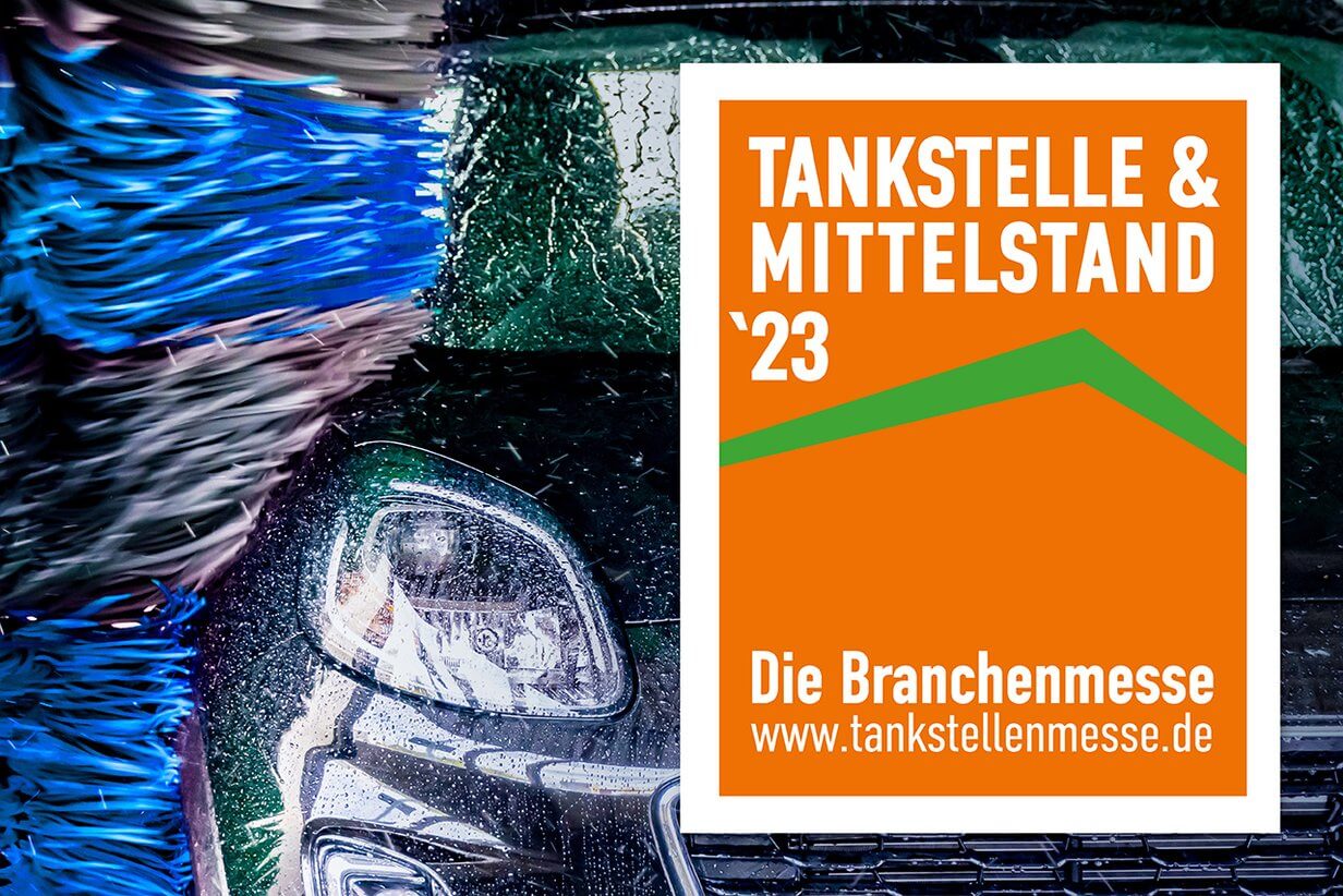 Auto in Waschanlage mit Logo der Messe Tankstelle und Mittelstand 23