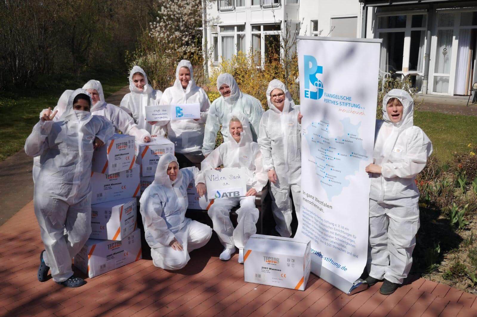 ATB hilft Altenheim - Personen in Schutzausrüstung