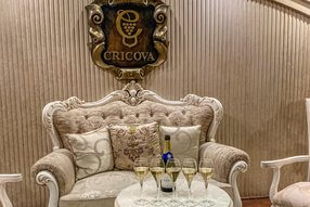 Sitzecke mit serviertem Champagner von Cricova