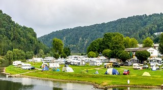 Am Fluss gelegener Campingplatz