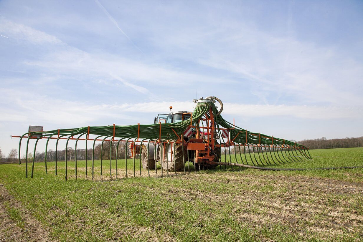 Feld wird maschinell gedüngt